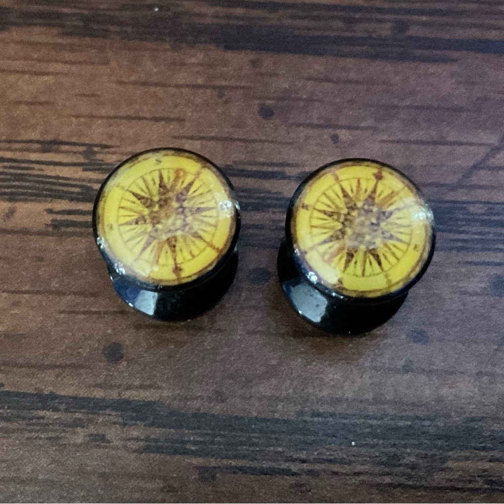 Compass design yellow and black 2g ear plugs